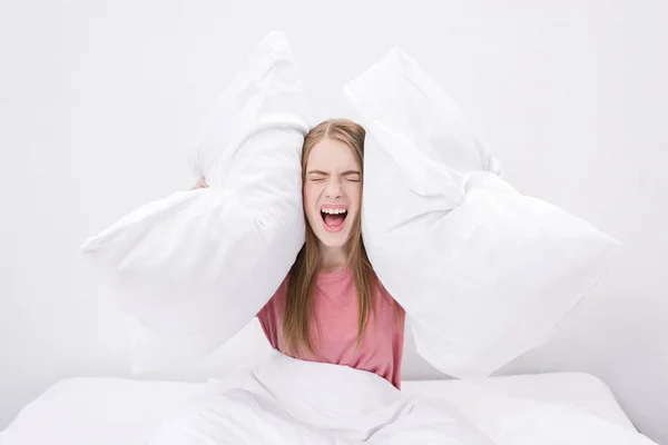 Mujer gritando con insomnio - foto de stock