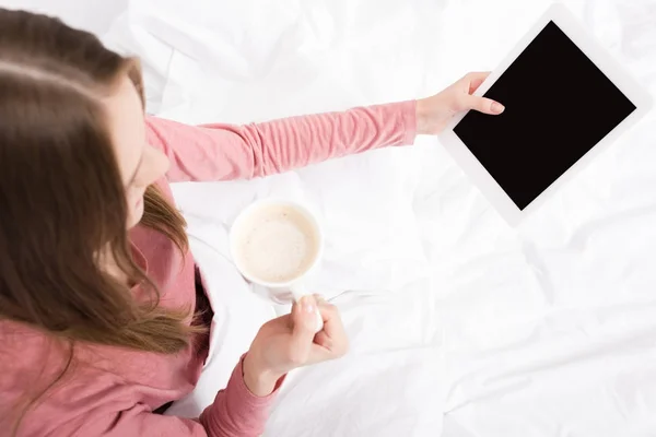 Mujer con café y tableta - foto de stock