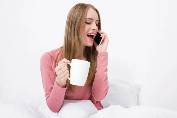 Femme avec café parler sur smartphone — Photo de stock