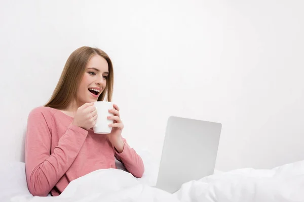 Mulher sorridente com café e laptop — Fotografia de Stock