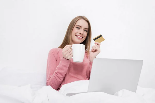 Donna shopping online — Foto stock