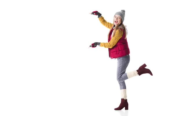 Mujer en ropa de invierno presentando algo — Stock Photo