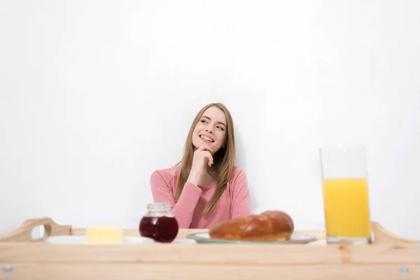 Mujer con desayuno en bandeja de madera - foto de stock