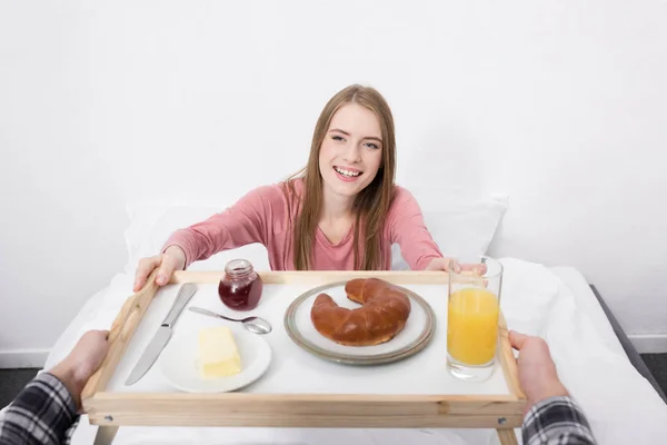 Frau mit Frühstück auf Holztablett — Stockfoto