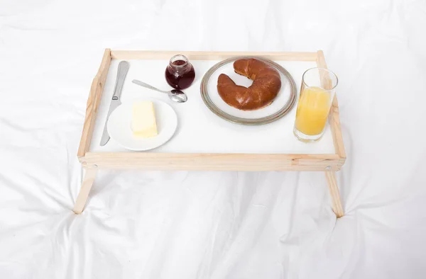 Plateau en bois avec petit déjeuner — Photo de stock