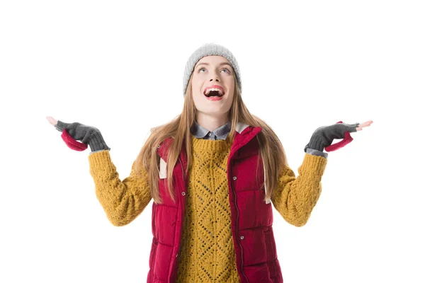 Возбужденная женщина в зимней одежде — стоковое фото