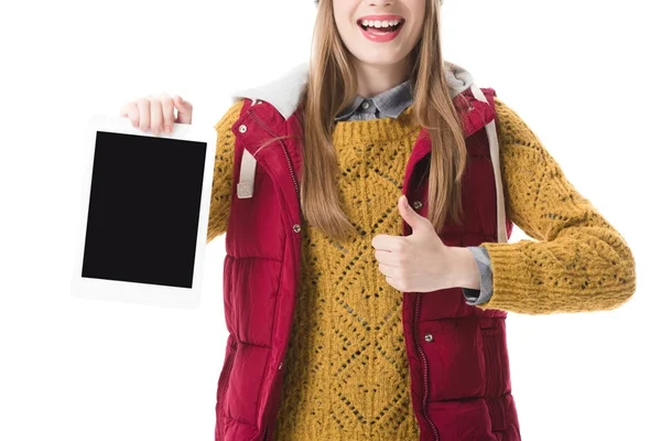 Chica con el pulgar hacia arriba presentar tableta - foto de stock