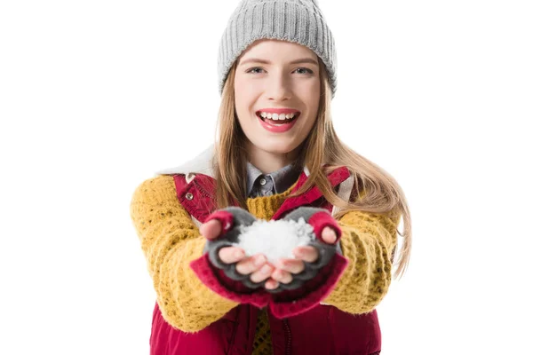 Chica en invierno ropa celebración de la nieve - foto de stock