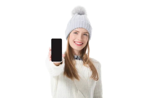 Chica sosteniendo smartphone - foto de stock