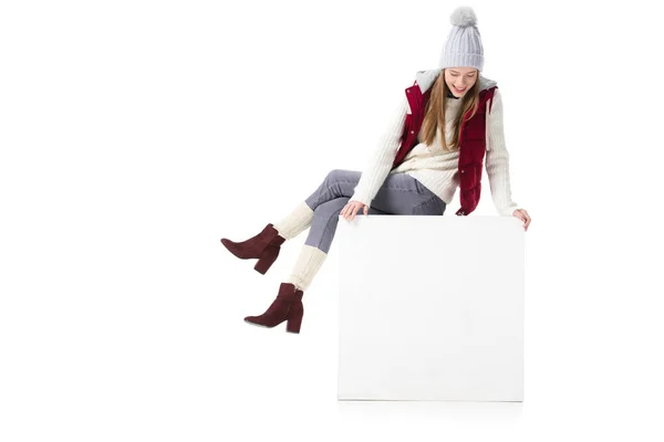 Ragazza seduta su cubo bianco — Foto stock