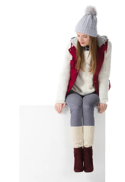 Menina em roupas de inverno e chapéu de malha — Fotografia de Stock