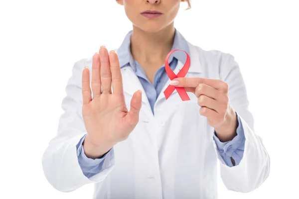 Médico con cinta de sida mostrando parada - foto de stock