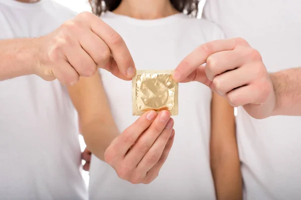 Groupe de personnes tenant un condom — Photo de stock