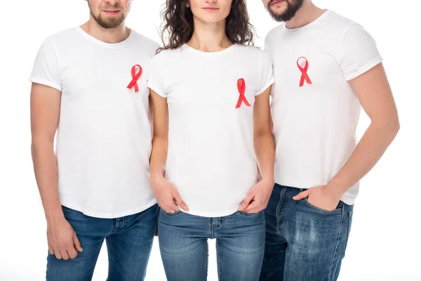 Personas en camisetas en blanco con cintas de sida - foto de stock