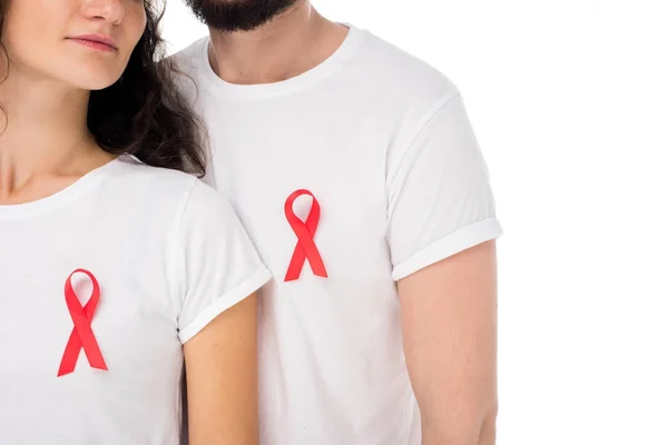 Casal em camisetas brancas com fitas aids — Fotografia de Stock