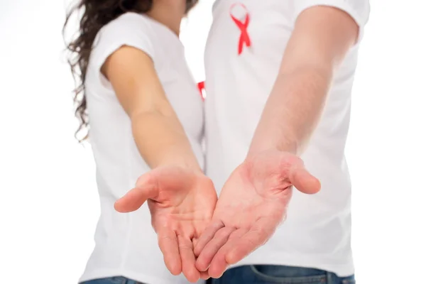 Couple en t-shirts blancs avec rubans d'aide — Photo de stock