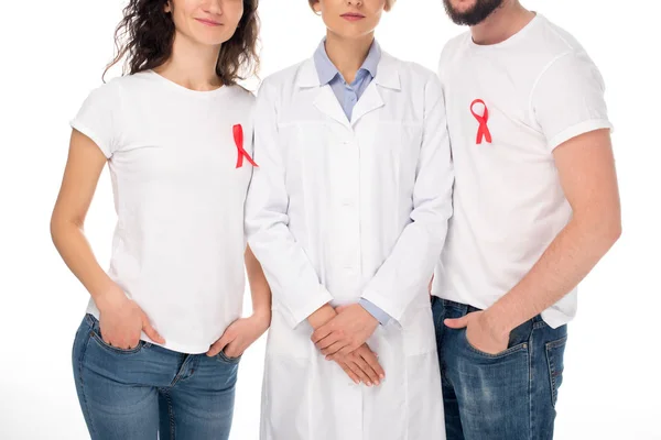 Casal e médico com fitas aids — Fotografia de Stock