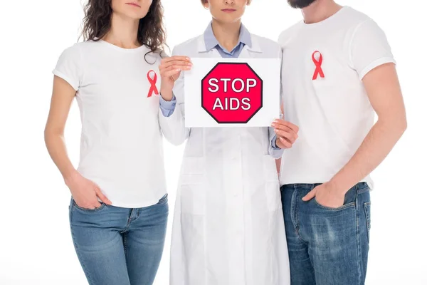 Couple et médecin avec plaque stop aids — Photo de stock