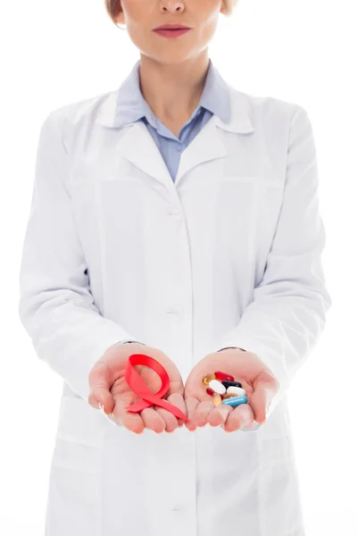 Médico con cinta de sida y pastillas - foto de stock