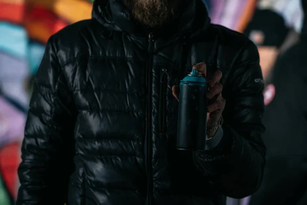 Ausgeschnittene Ansicht eines Mannes, der nachts mit Spraydosen hantiert — Stockfoto