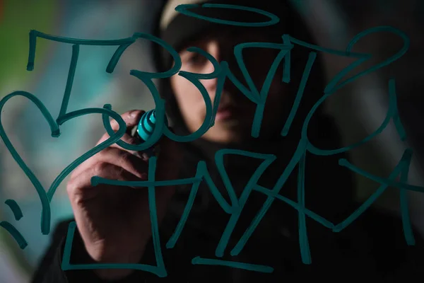 Selective focus of man writing graffiti with marker — Stock Photo