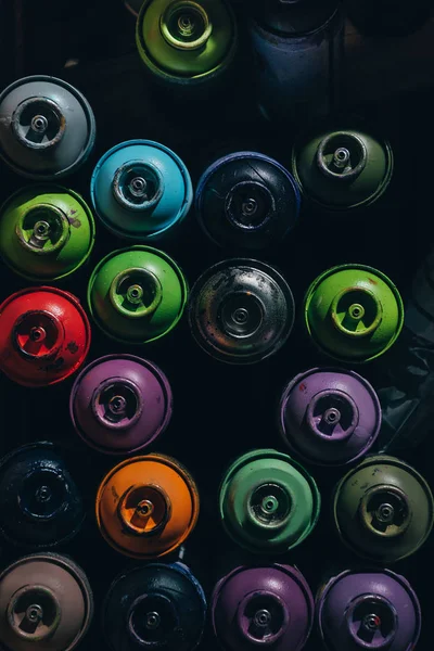 Vue du dessus des canettes avec peinture aérosol colorée — Photo de stock