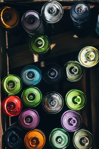 Vista superior de latas com tinta aerossol colorida — Fotografia de Stock