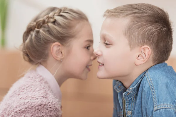 Niños hablando a corta distancia el uno del otro en la cafetería - foto de stock