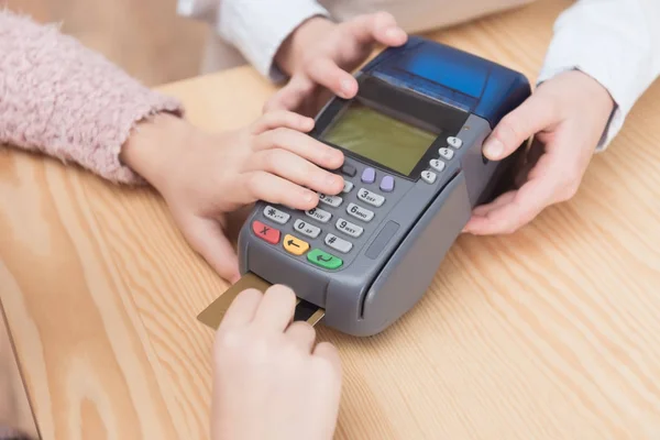 Обрезанный вид оплаты ребенком кредитной картой в платежном терминале — стоковое фото