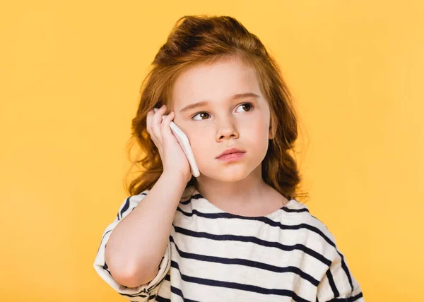 Ritratto di bambino carino che parla su smartphone isolato su giallo — Foto stock