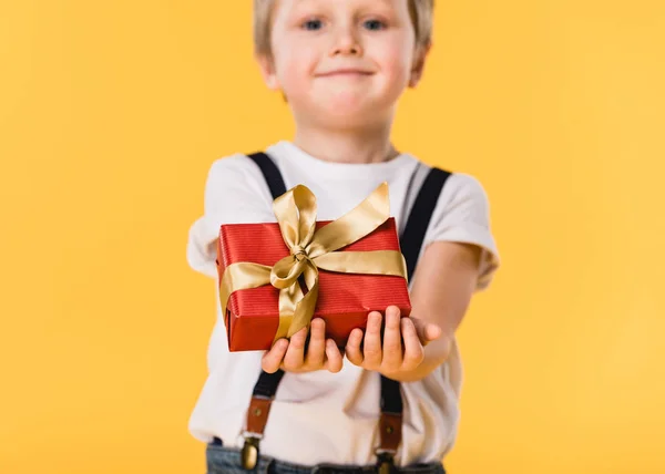 Enfoque selectivo de niño pequeño con regalo envuelto aislado en amarillo, madre concepto de día - foto de stock