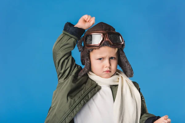 Retrato de niño preadolescente en traje piloto aislado en azul - foto de stock