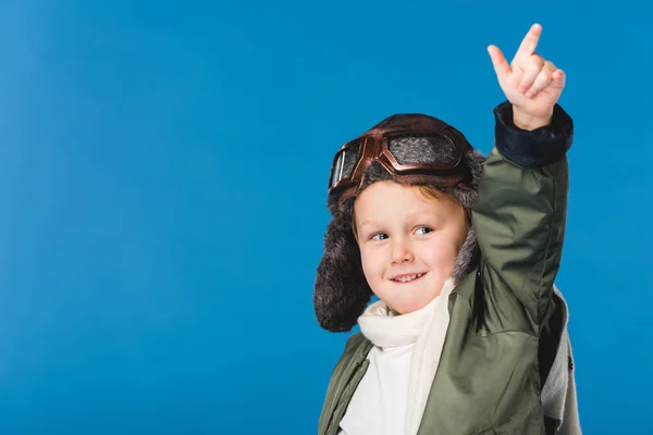 Retrato de niño preadolescente en traje piloto aislado en azul - foto de stock