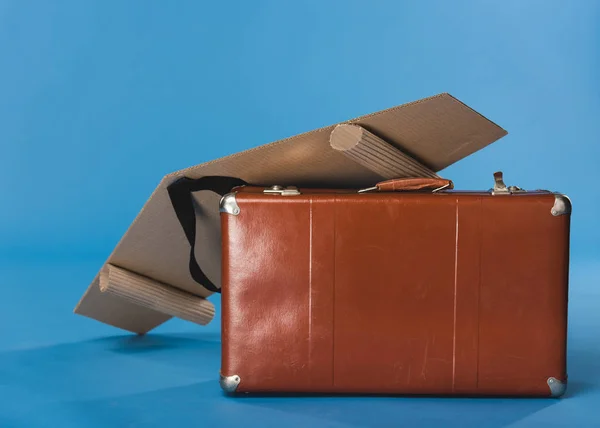 Vista de cerca de las alas de papel plano hechas a sí mismo y la maleta aislada en azul — Stock Photo