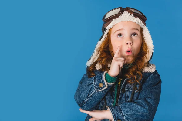 Portrait de preteen adorable émotionnelle enfant en costume de pilote isolé sur bleu — Photo de stock