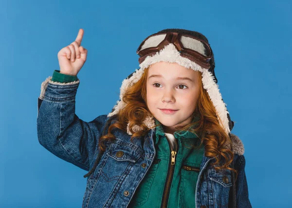 Portrait d'adorable enfant préadolescent en costume de pilote isolé sur bleu — Photo de stock