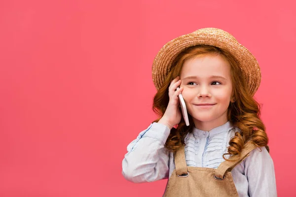 Porträt eines kleinen Kindes, das auf dem Smartphone isoliert auf rosa spricht — Stockfoto