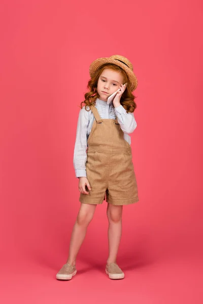 Petit enfant parlant sur smartphone isolé sur rose — Photo de stock