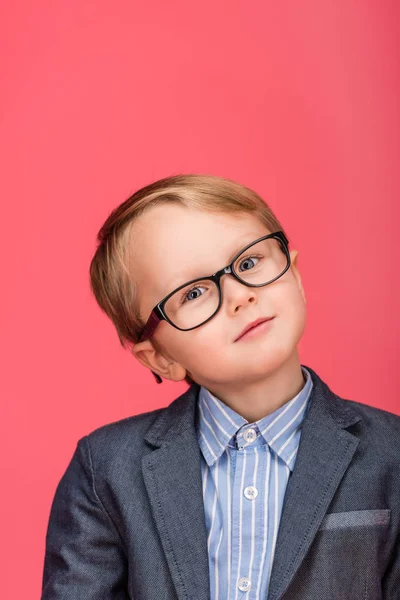 Ritratto di carino bambino in occhiali isolati su rosa — Foto stock