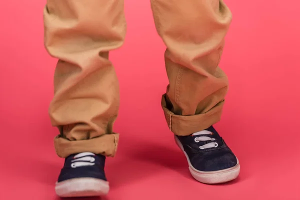 Schnappschuss von Kind in Freizeitkleidung isoliert auf rosa — Stockfoto