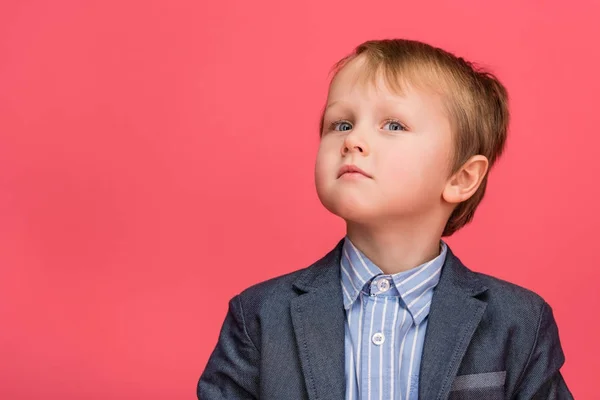 Retrato de adorable niño aislado en rosa - foto de stock