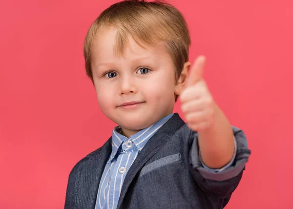 Foco seletivo do menino mostrando polegar para cima isolado em rosa — Fotografia de Stock