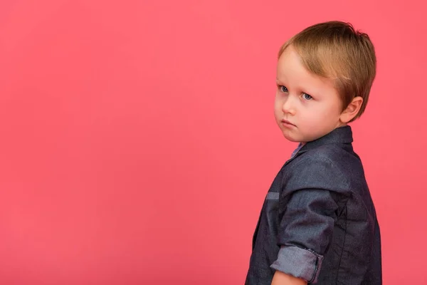 Seitenansicht des entzückenden kleinen Jungen isoliert auf rosa — Stockfoto