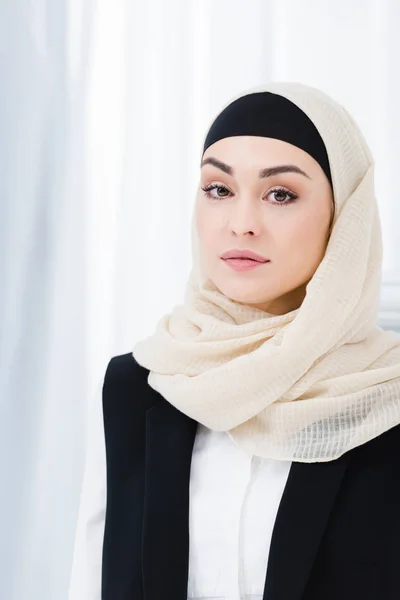 Portrait of beautiful businesswoman in hijab looking at camera — Stock Photo
