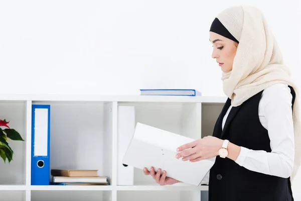 Вид збоку бізнес-леді в хіджабі з текою в офісі — стокове фото