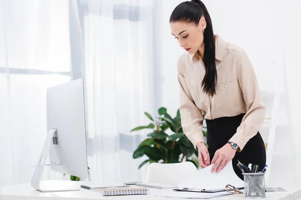 Ritratto di donna d'affari che fa scartoffie sul posto di lavoro in ufficio — Foto stock