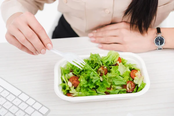 Накладные расходы на просмотр деловой женщины с вынос продуктов питания на рабочем месте в офисе — стоковое фото