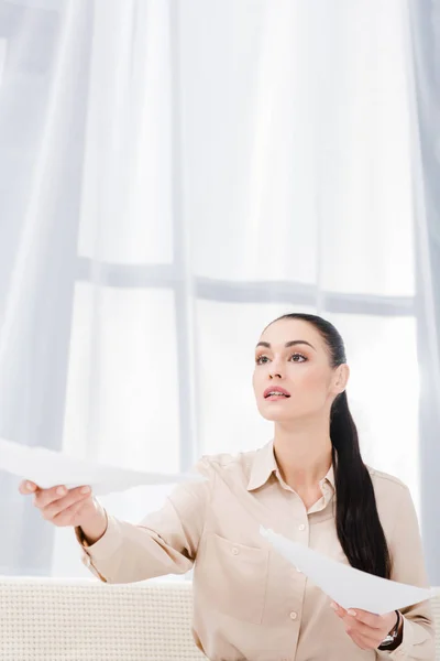 Портрет бізнес-леді, простягнута рука з документами в офісі — стокове фото
