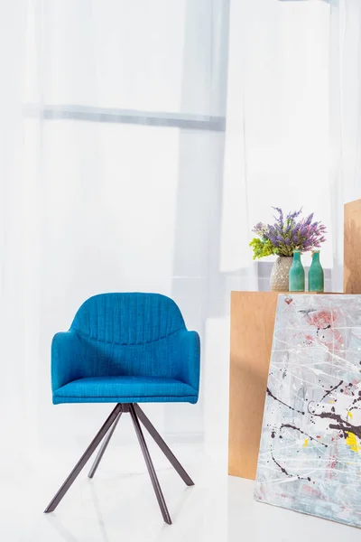 Синій сучасний стілець в стильній кімнаті — стокове фото