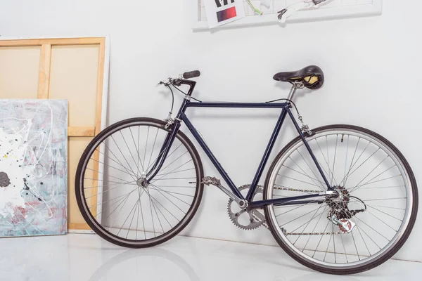 Vélo au mur dans une élégante pièce lumineuse — Photo de stock